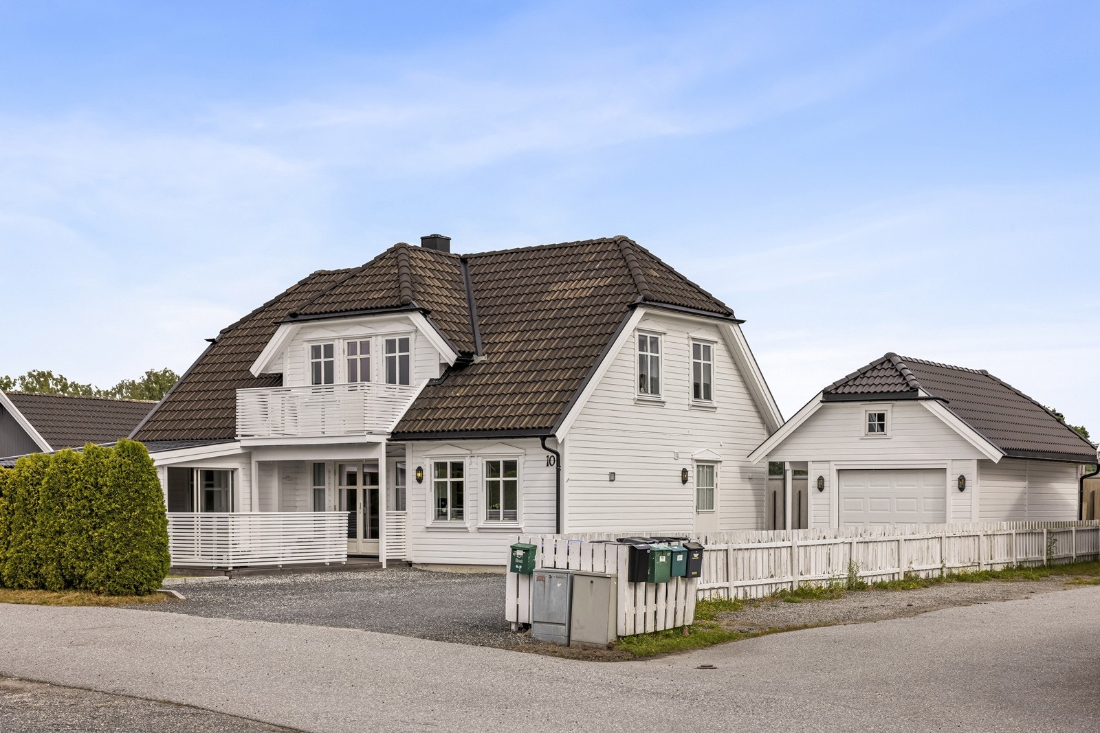 Enebolig med tilhørende garasje, beliggende i et etablert boligområde. Galleribilde