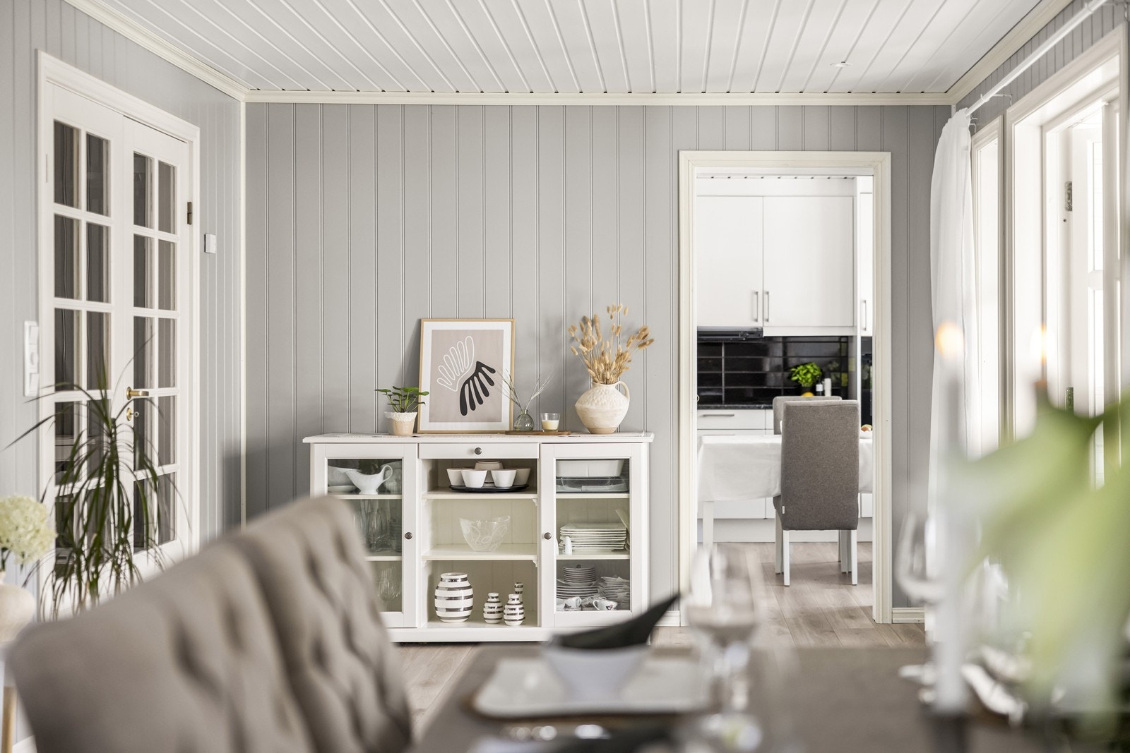 Fra spisestuen er det en åpen og naturlig overgang til kjøkkenet. Galleribilde
