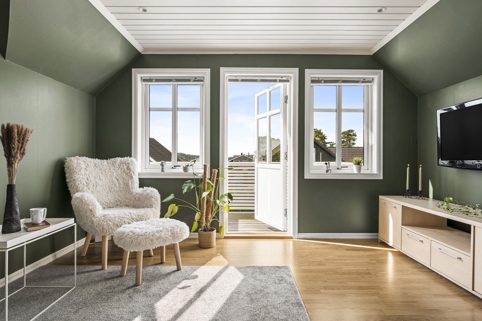 Fra loftstuen er det direkte utgang til balkongen. Galleribilde
