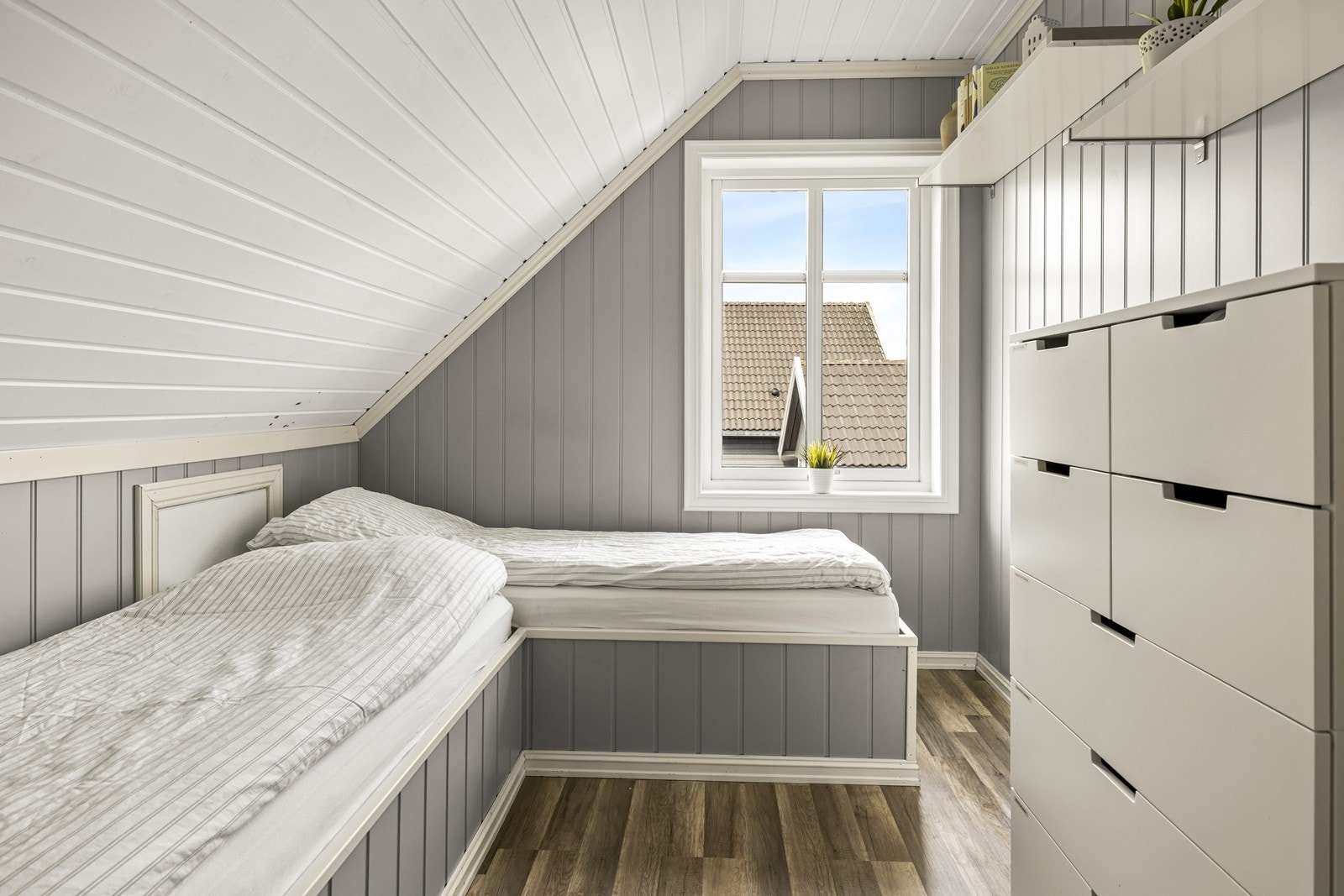 Soverom med smart, plassbygd sengeløsning. Galleribilde