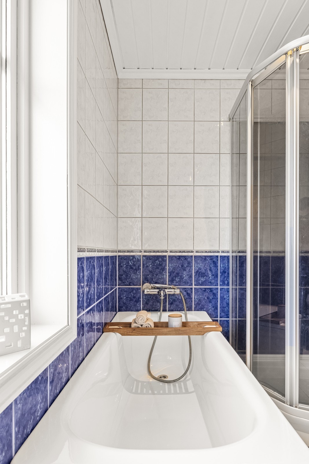 Rommet er innredet med både badekar og dusjkabinett. Galleribilde