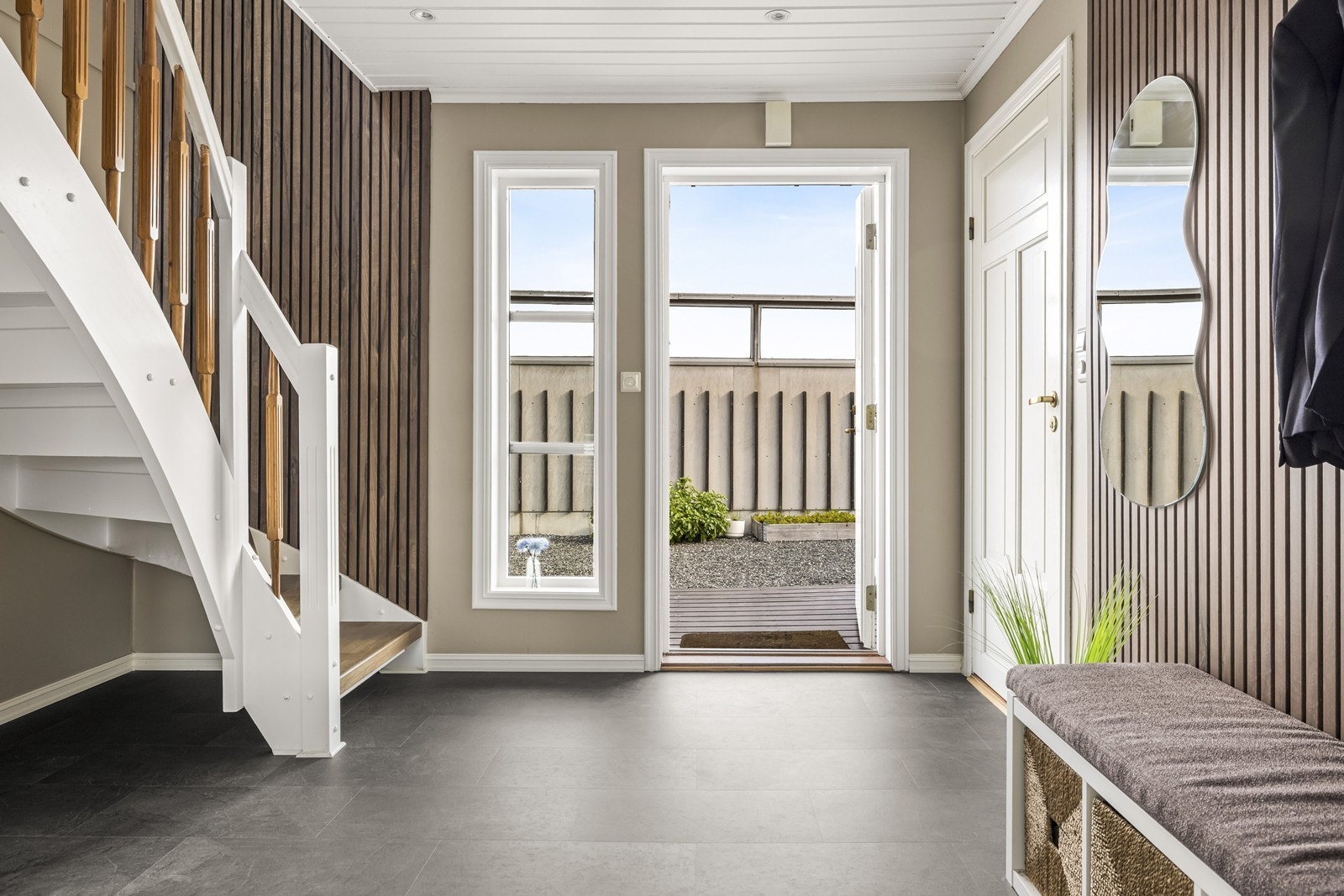 Entréen er nylig oppgradert med spilepanel og nytt laminatgulv. Galleribilde