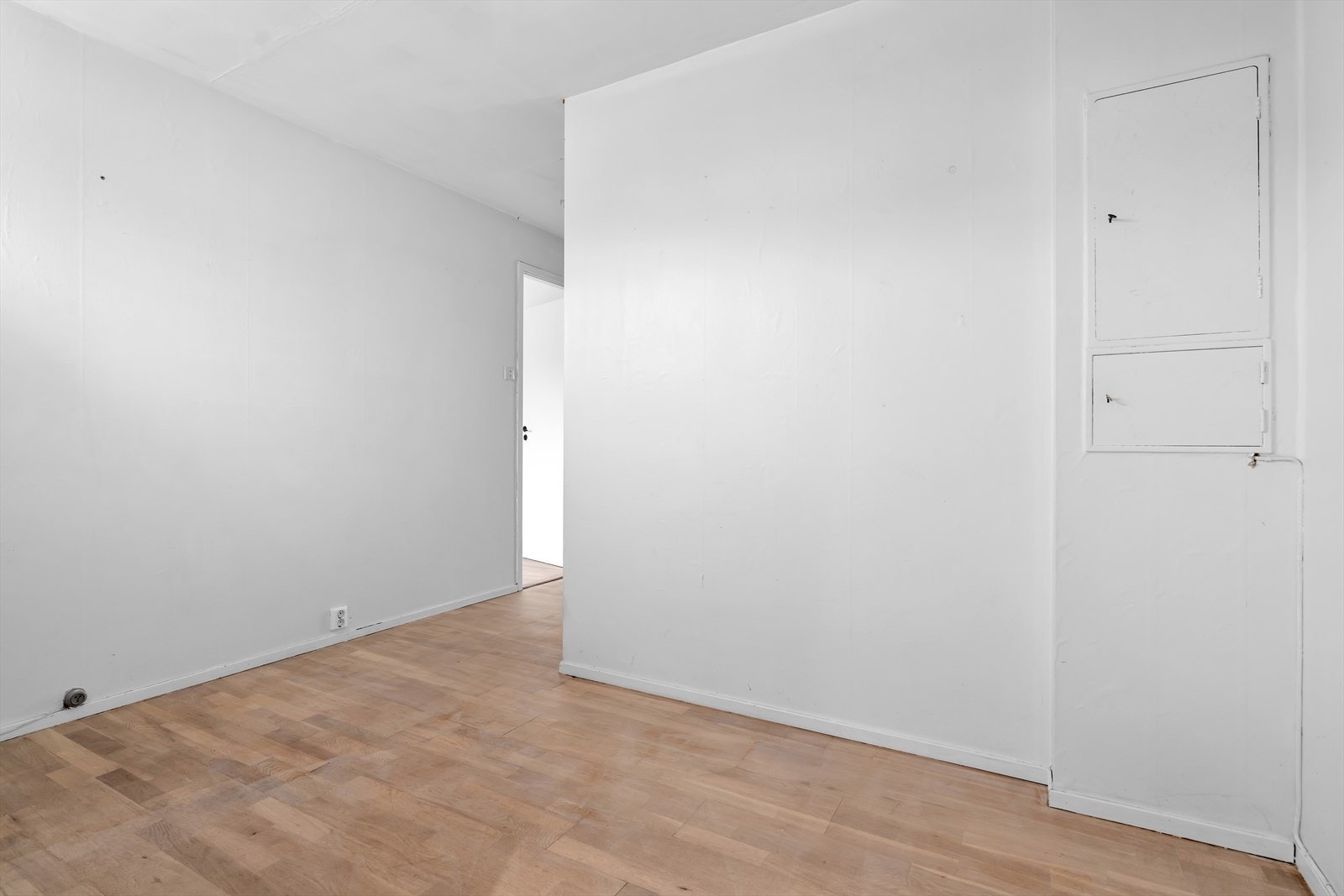 Praktisk rom i første etasje med sikringsskap. Galleribilde