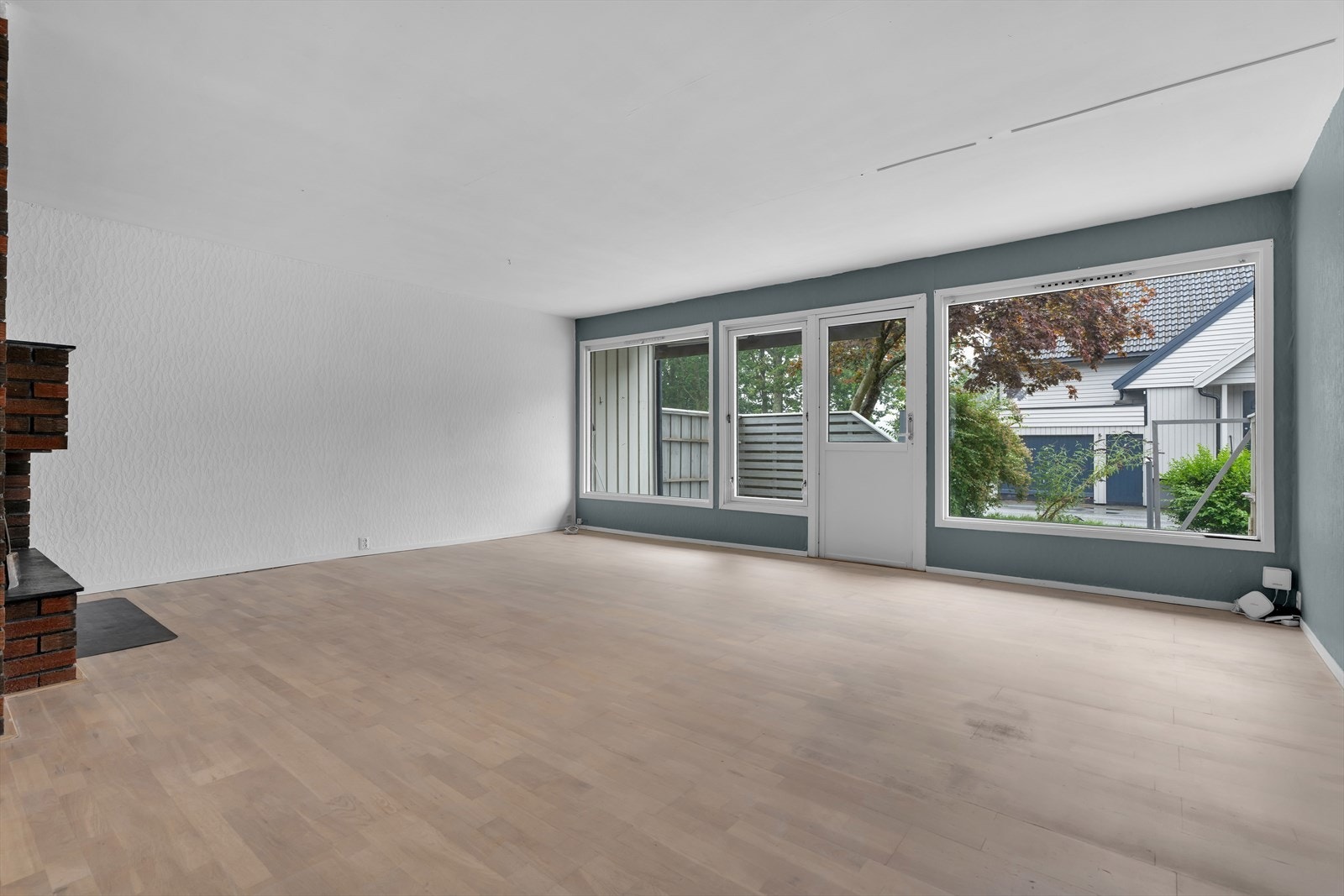 Utsikt fra stuen mot hagen og nærområdet. Galleribilde
