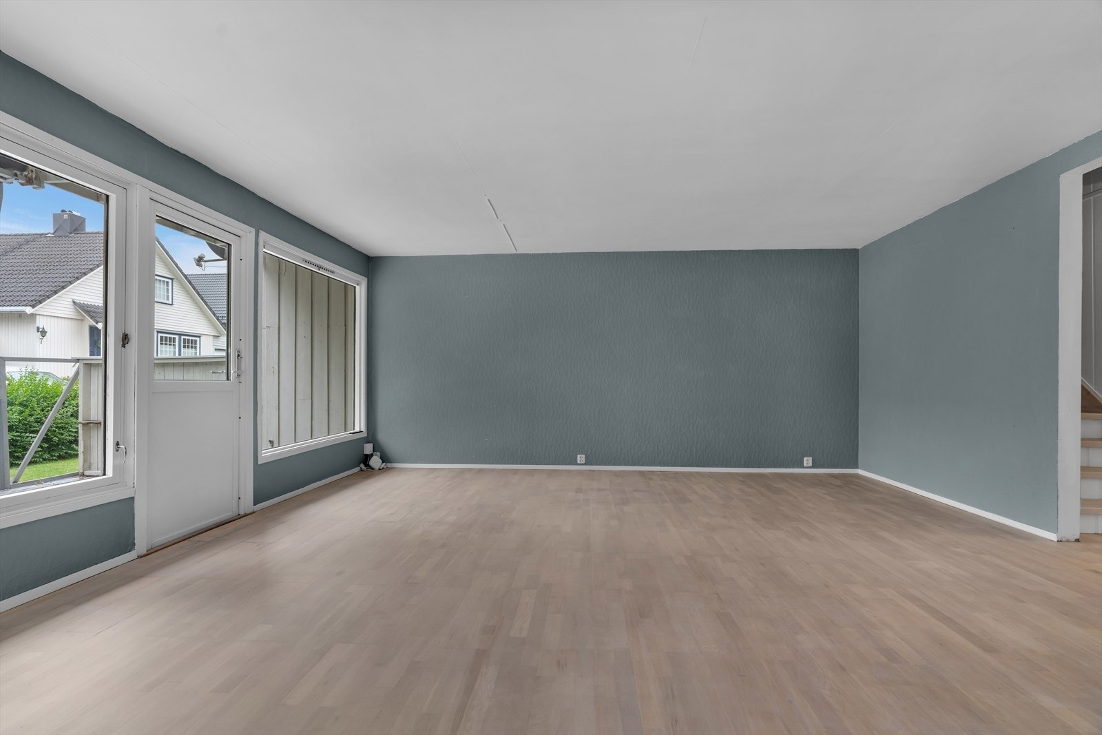 Rommet har god plass til både sofagruppe og spisebord. Galleribilde