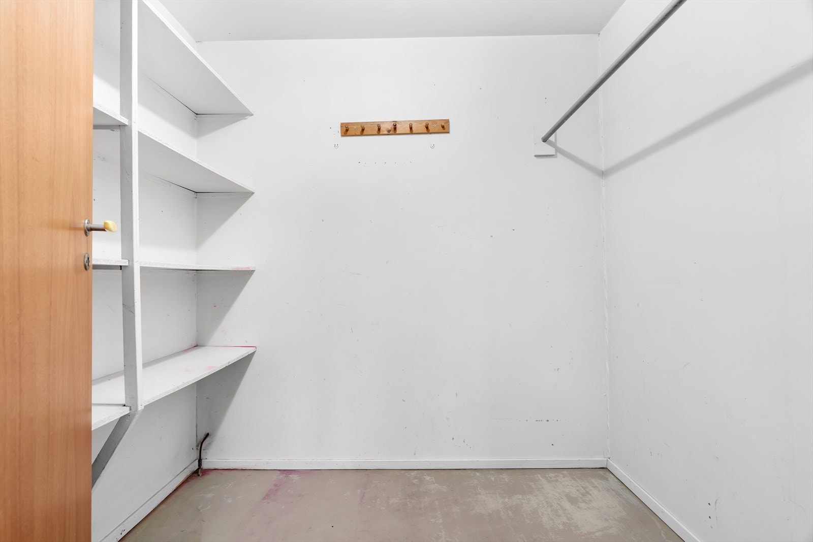 Boligen har flere praktiske boder for god lagringsplass. Galleribilde