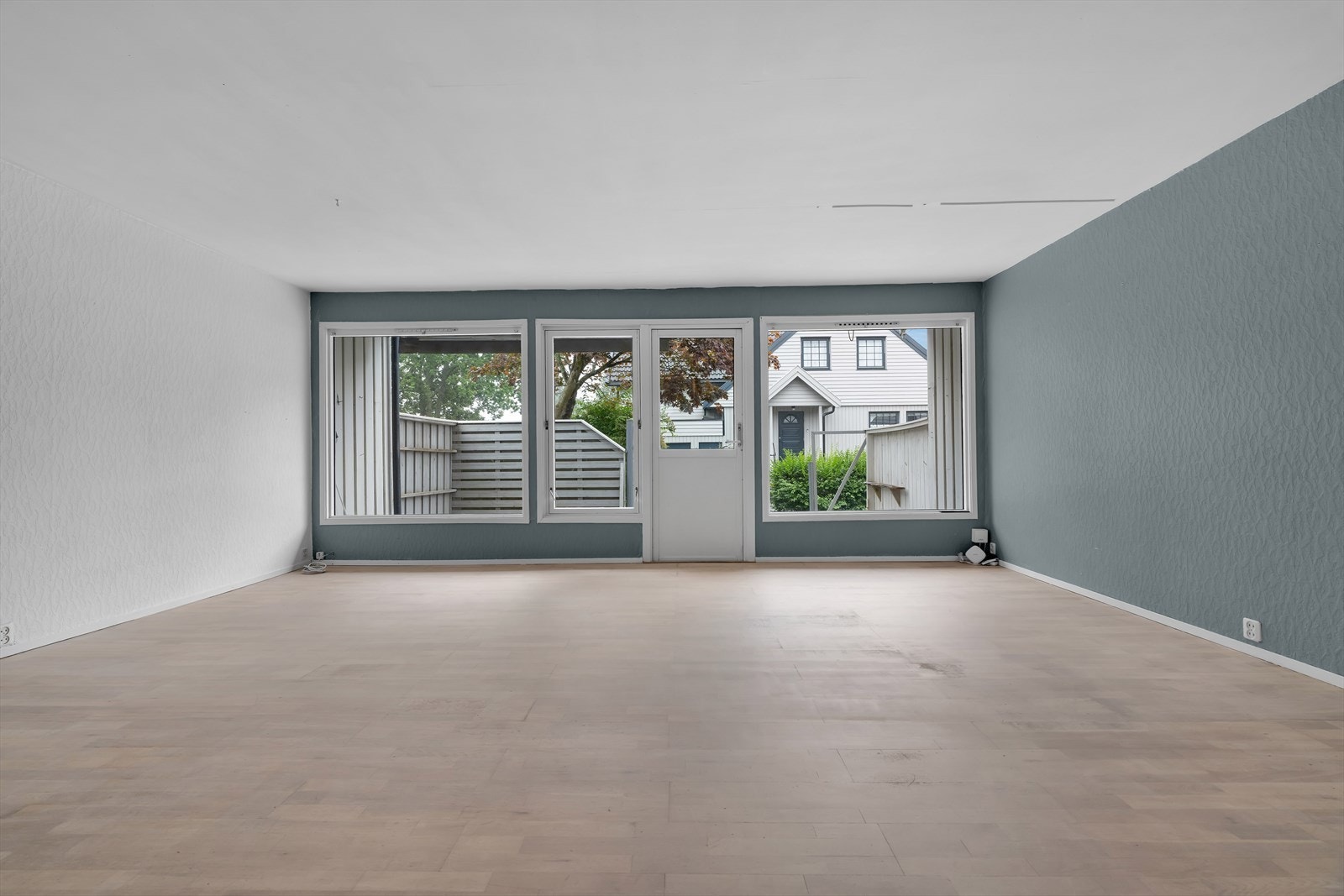 Stuen har store vinduer og dør ut mot uteområdet. Galleribilde