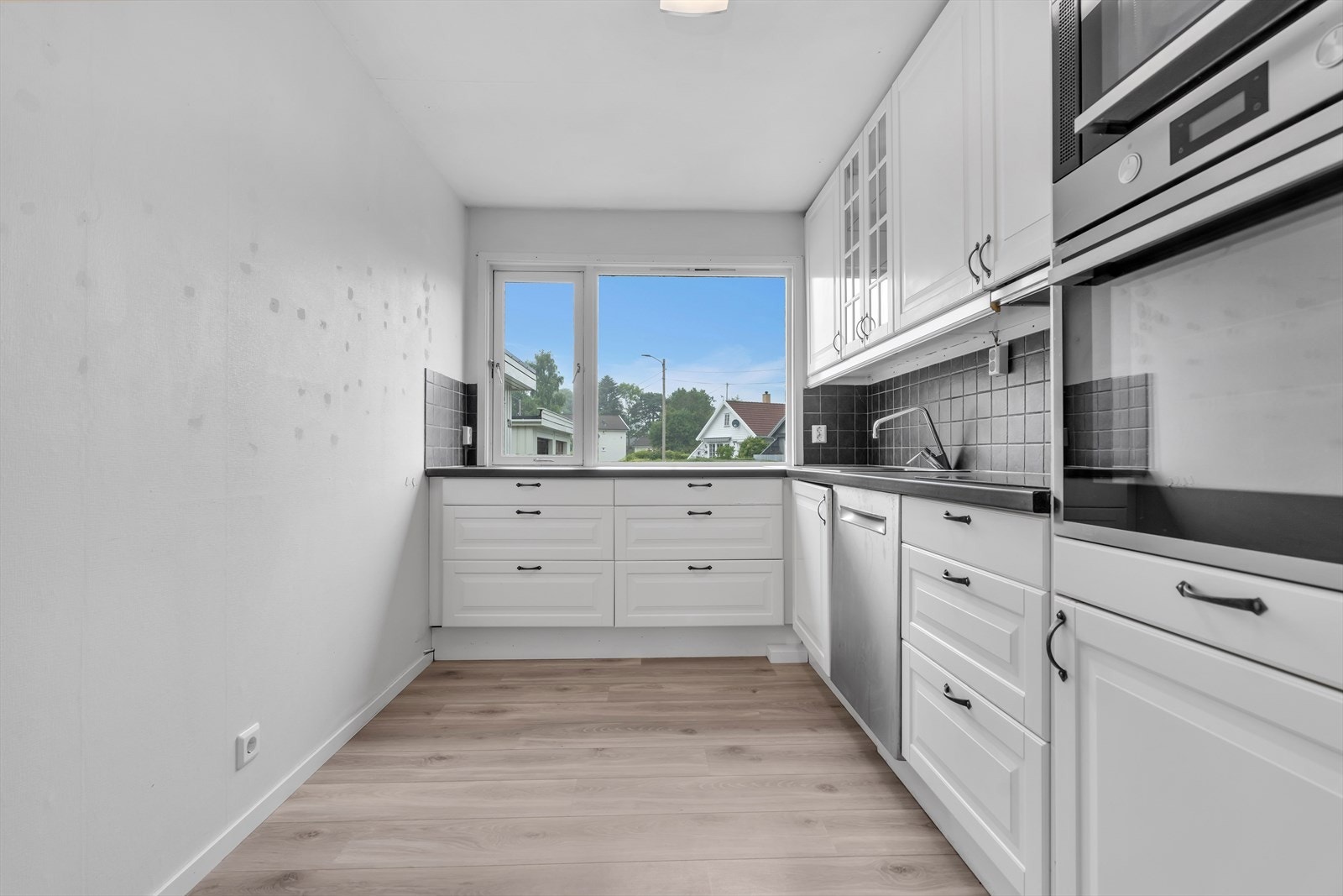 Kjøkkenet har godt med skap- og benkeplass, samt integrert stekeovn og micro. Galleribilde