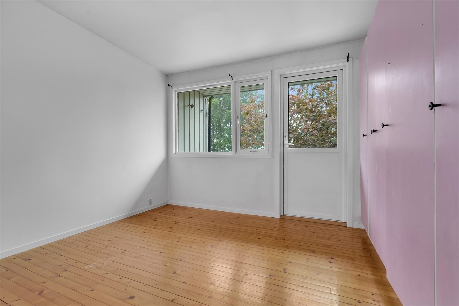 Fra dette soverommet er det utgang til balkong. Galleribilde