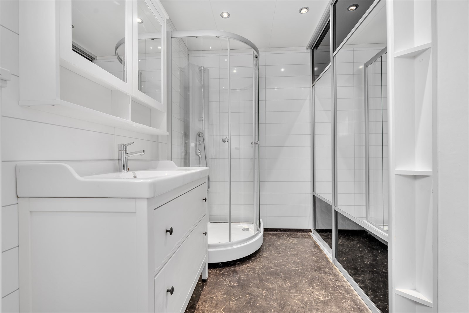Badet i andre etasje ble oppgradert i 2016 og har baderomsplater på veggene. Galleribilde