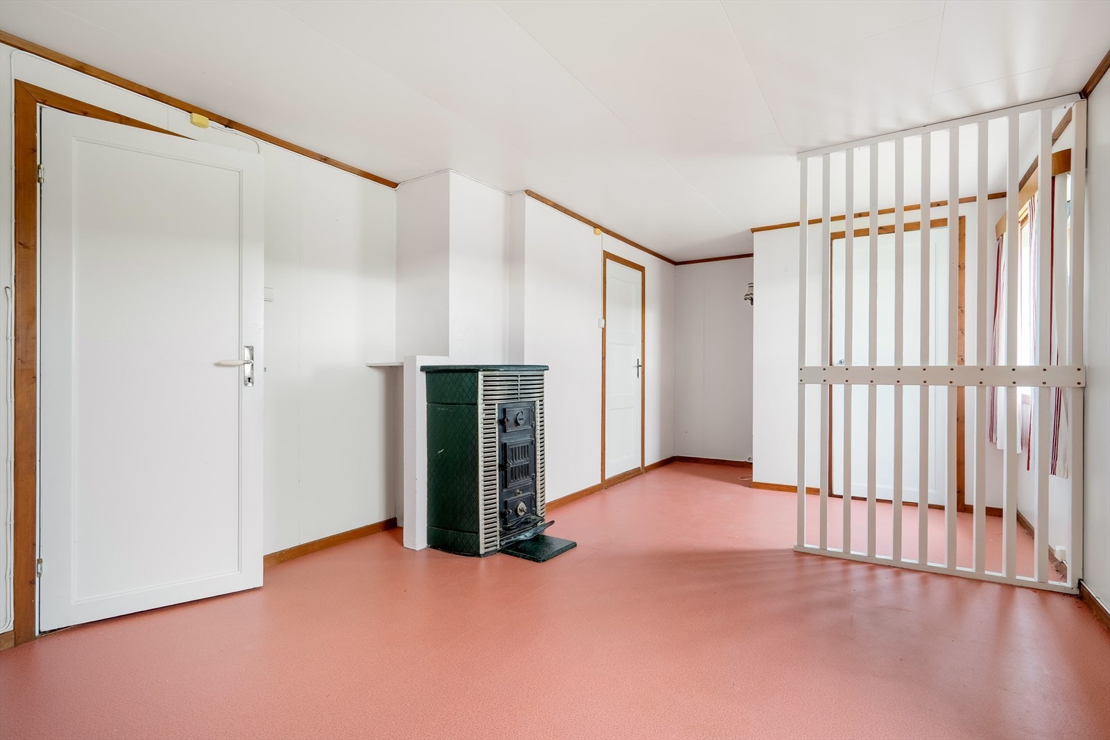 Rom benyttet som kjellerstue, tiltaket er ikke omsøkt eller godkjent hos kommunen. Galleribilde