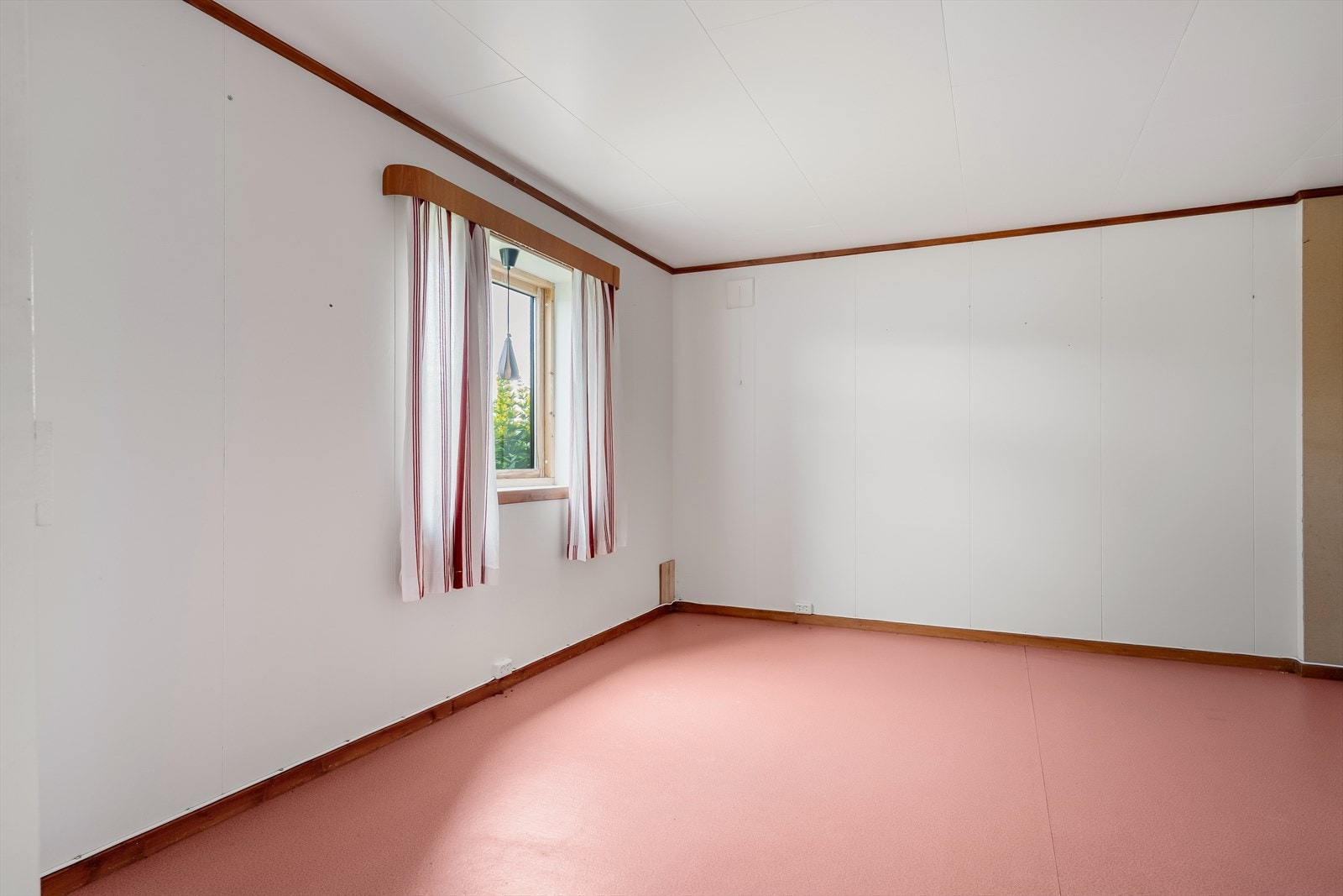Rom benyttet som kjellerstue, tiltaket er ikke omsøkt eller godkjent hos kommunen. Galleribilde