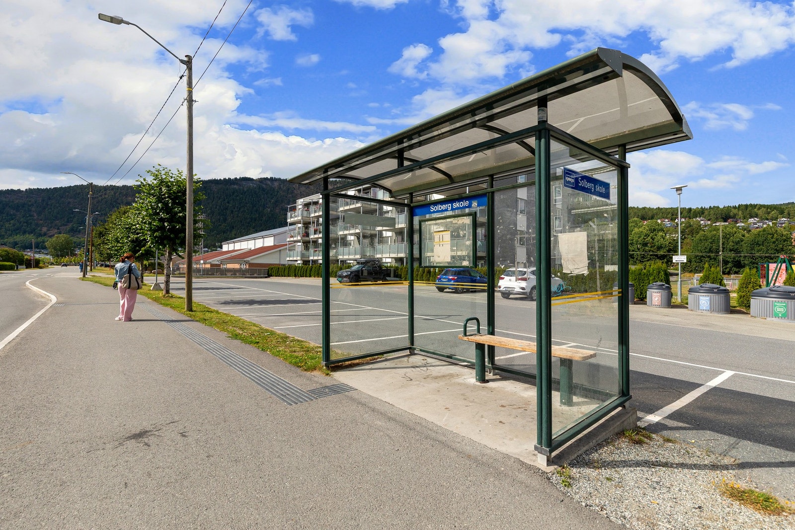 Kollektivtilbudet er lett tilgjengelig, med bussholdeplass ved Solberg skole ca. 100 meter unna og flere busslinjer. Galleribilde