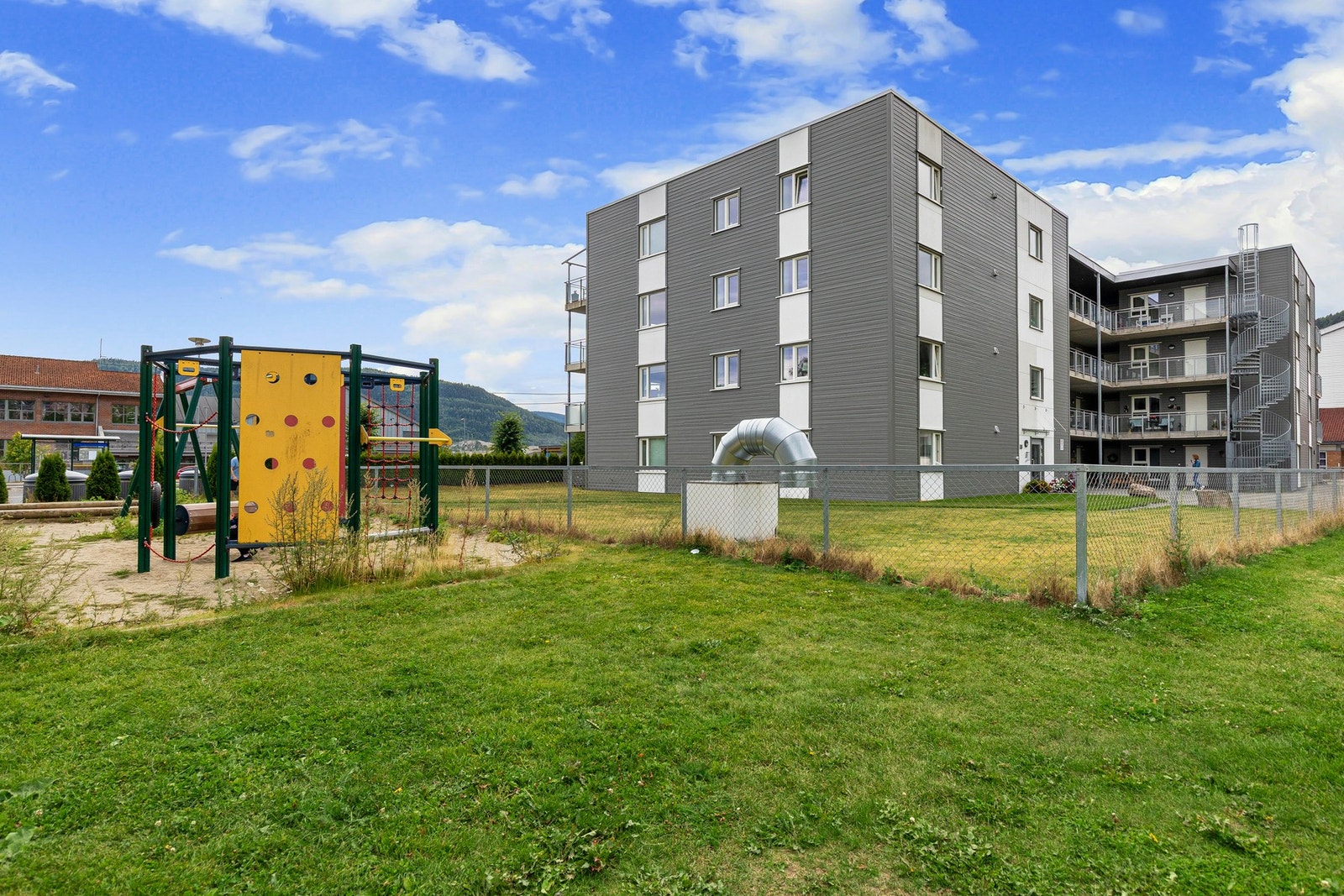 Lekeplass for de unge i umiddelbar nærhet fra egen bolig. Galleribilde