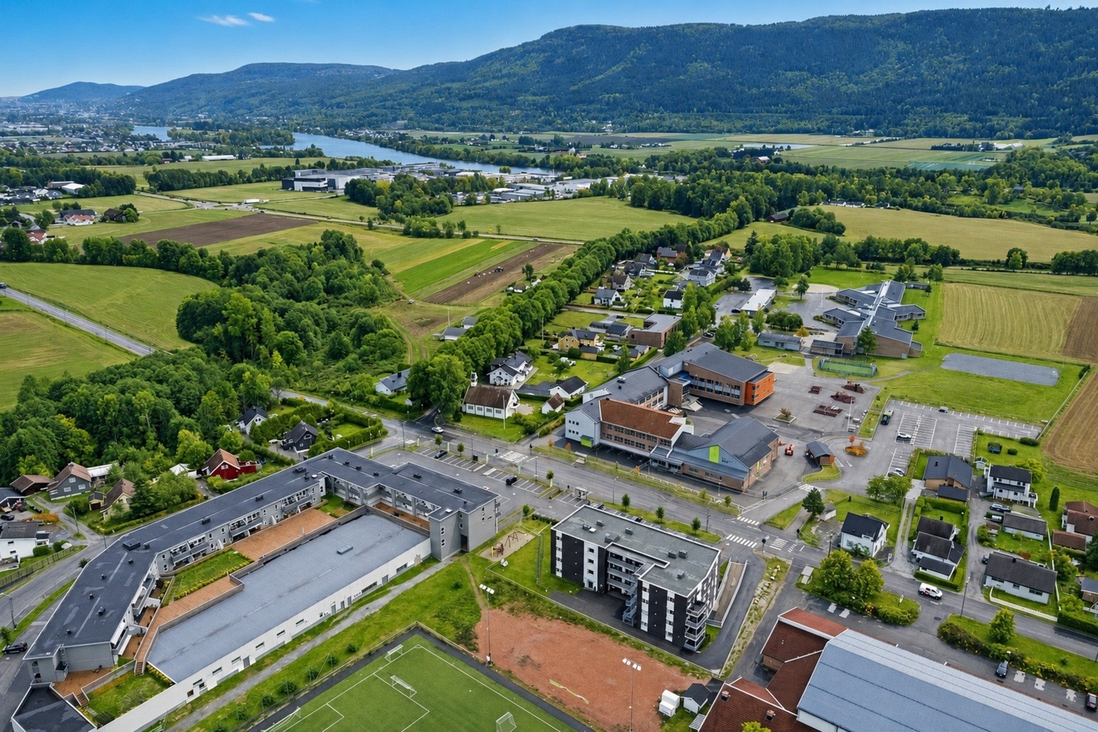 Alt i alt er dette en beliggenhet som kombinerer nærhet til hverdagens nødvendigheter med gode skole-, fritids- og turmuligheter. Galleribilde