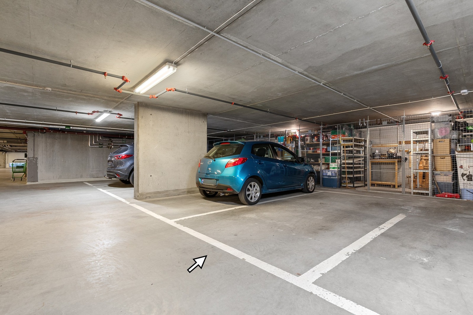 Det medfølger 1 stk. parkeringsplass i felles garasjekjeller på ca. 12,5 m². Garasjeplassen ligger lett tilgjengelig i byggets felles parkeringsanlegg og gir en praktisk og komfortabel parkeringsløsning året rundt. Galleribilde