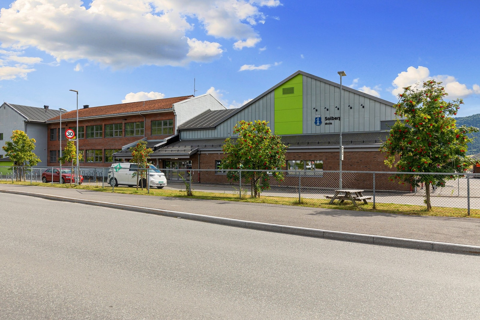 For barnefamilier er beliggenheten spesielt praktisk. Solberg skole ligger kun ca. 200 meter unna, og Killingrud ungdomsskole ca. 300 meter unna. Galleribilde
