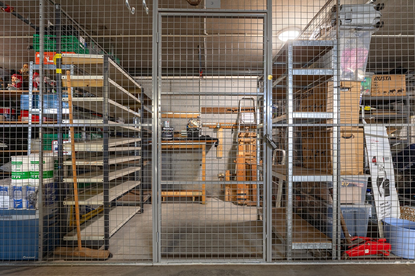 I tillegg disponerer leiligheten en ekstern bod på ca. 5 m² i felles kjeller, merket nr. 3. Boden gir verdifull ekstra lagringsplass til eksempelvis sportsutstyr, sesongartikler og annet som man ønsker å oppbevare utenfor selve leiligheten. Galleribilde