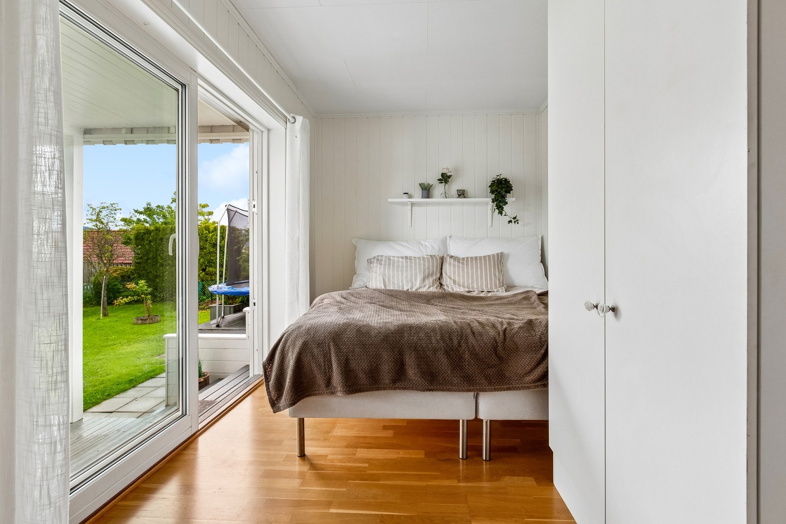 Soverom 2 - med fin utsikt og god plass til både seng og oppbevaringsløsninger. Galleribilde