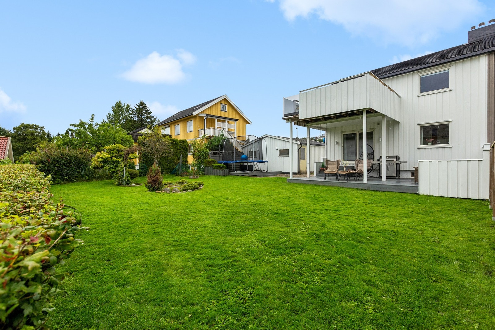 Fin hage med god plass til opphold og aktiviteter. Galleribilde
