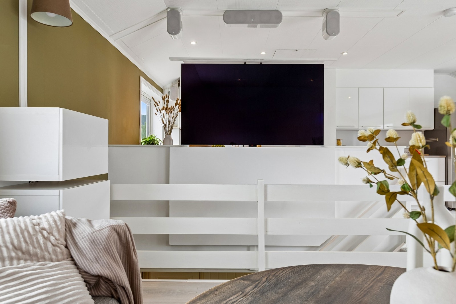 Stuen oppleves romslig og har fine soner for innredning, med et lyst og tidløst preg. Nedsenkbar tv. Galleribilde