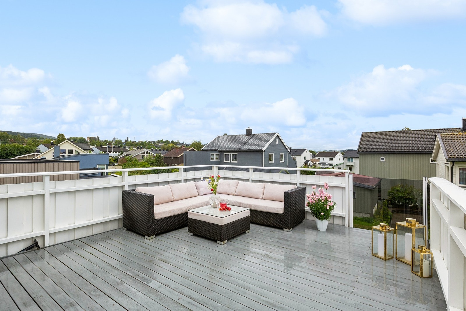 Romslig terrasse med gode sol- og utsiktsforhold, tilrettelagt for hyggelige stunder både på formiddag og kveld. En naturlig forlengelse av stuen i de varme sommermånedene. Galleribilde