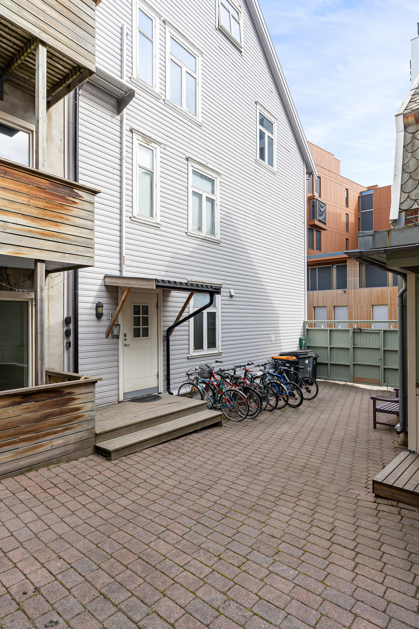 Bakgården har sykkelparkering og framstår stille og rolig.