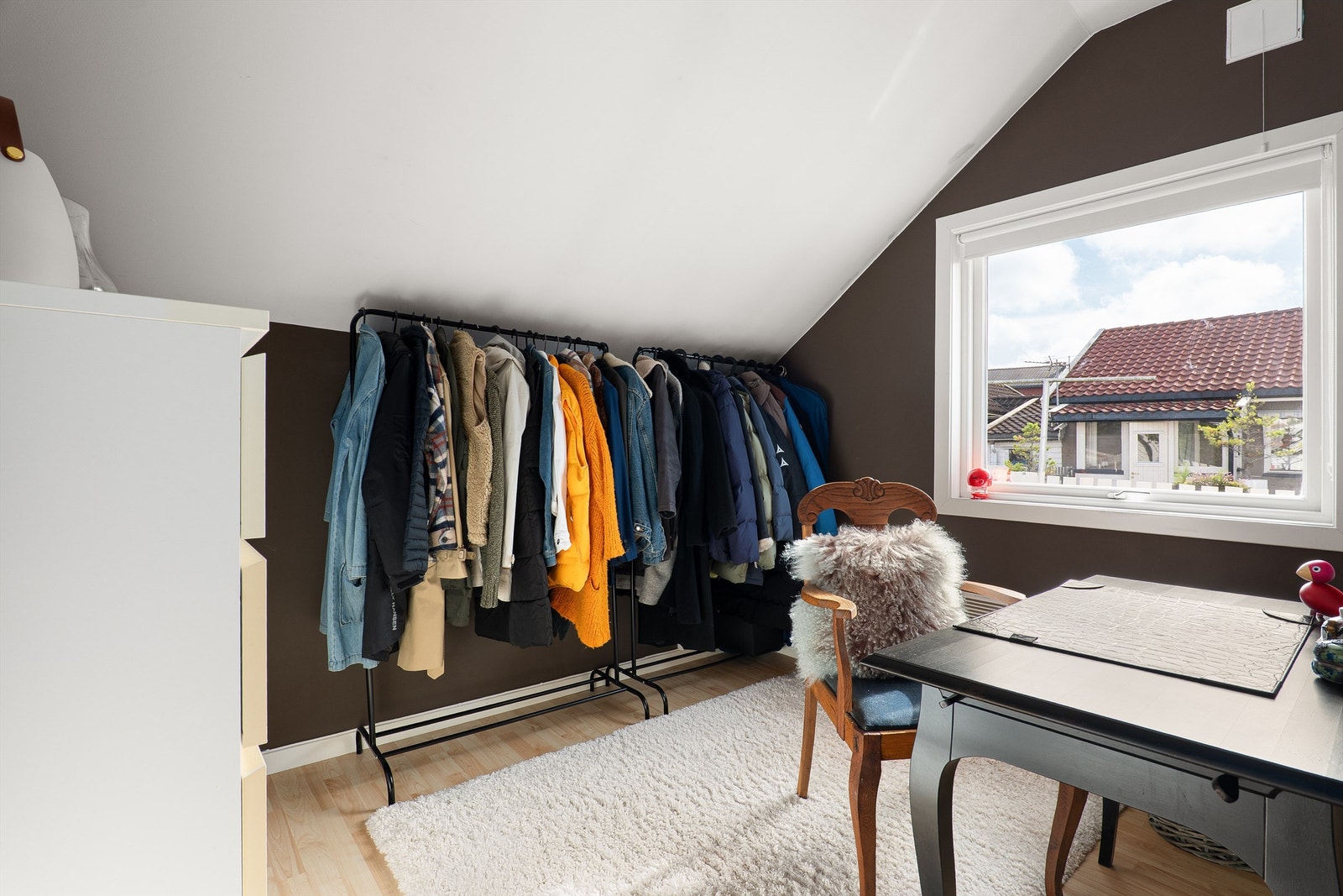 Ekstra rom med god plass til garderobe, hjemmekontor eller andre ønskede bruksområder. Galleribilde