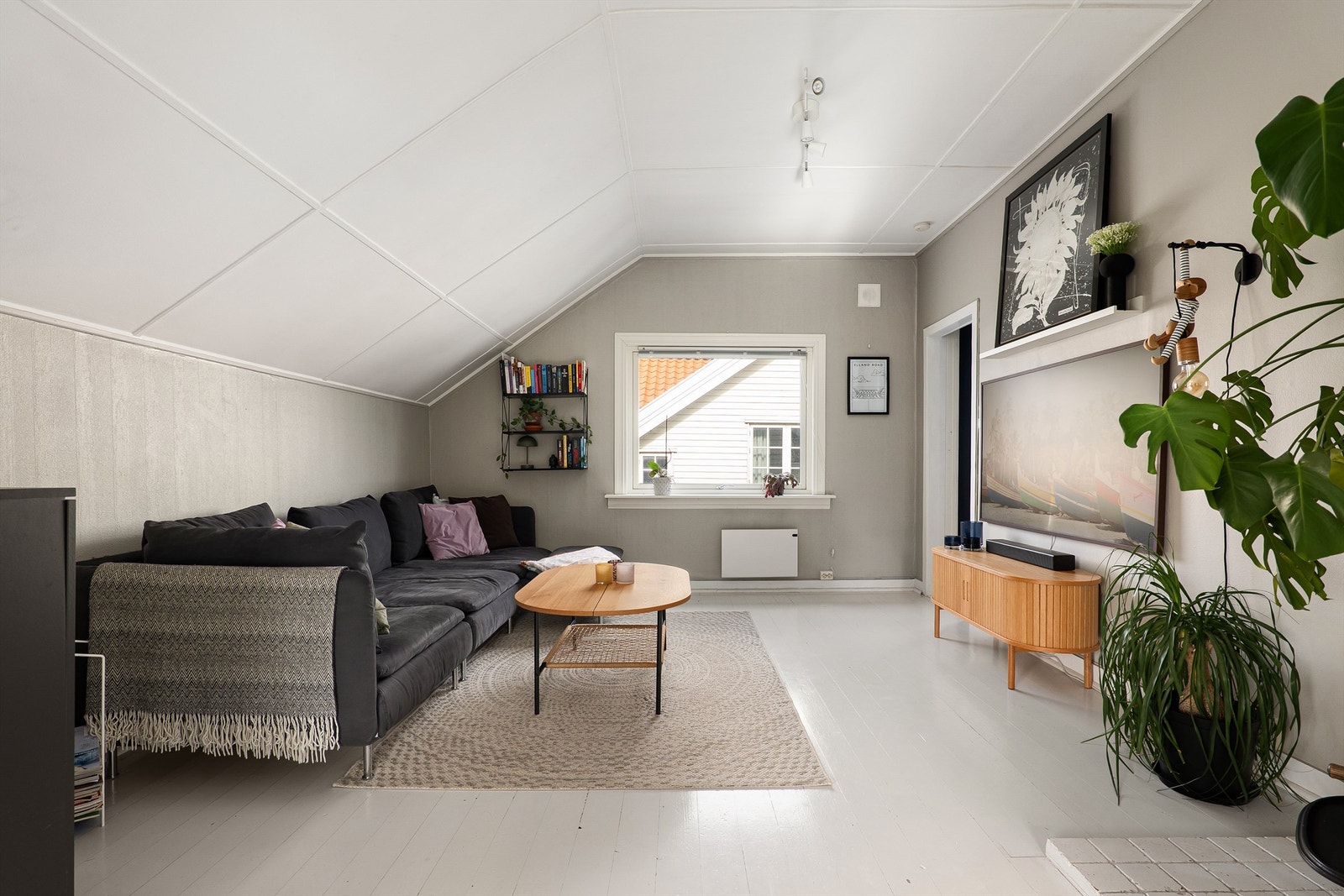 Lys og romslig stue med god plass til sofagruppe og store vindusflater. Galleribilde