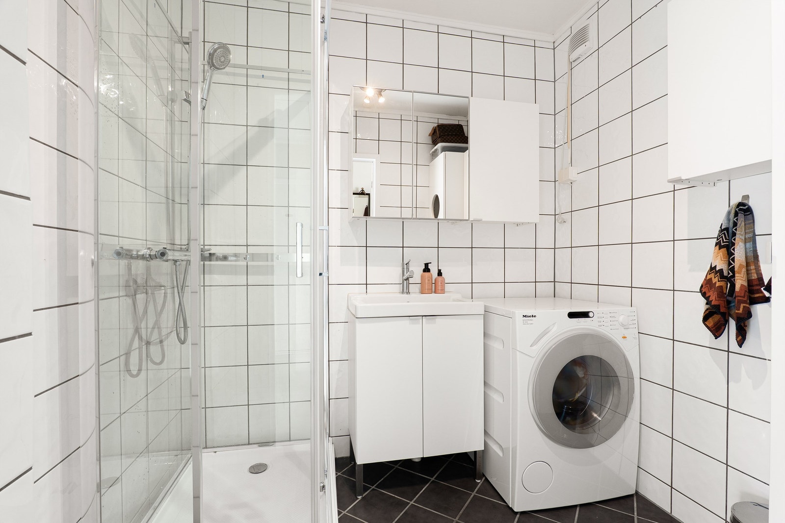 Bad/vaskerom med gulvvarme og opplegg for vaskemaskin Galleribilde
