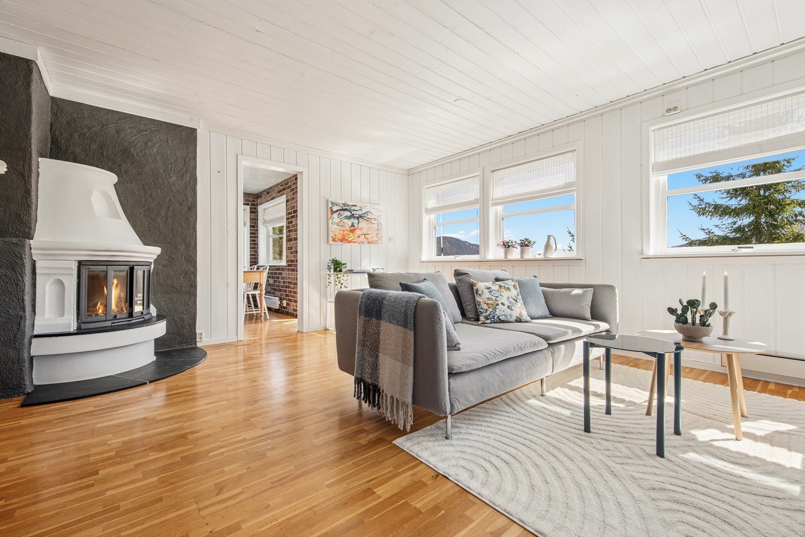Store vindusflater fra flere kanter slipper inn rikelig med dagslys. Galleribilde