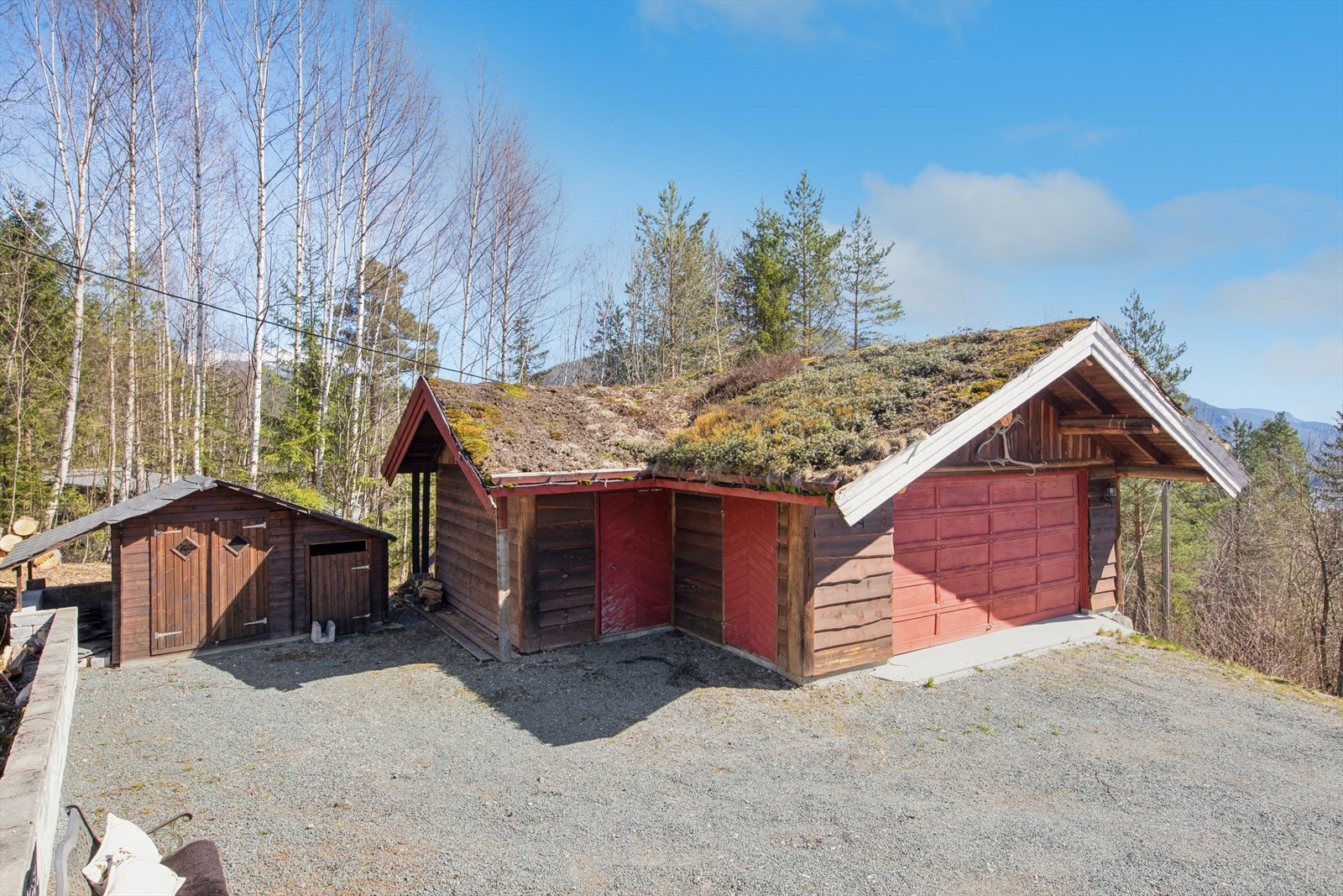 På tomten står en garasje fra 1996 med torvtak og elektrisk port. Garasjen har også et praktisk lagringsloft. Galleribilde