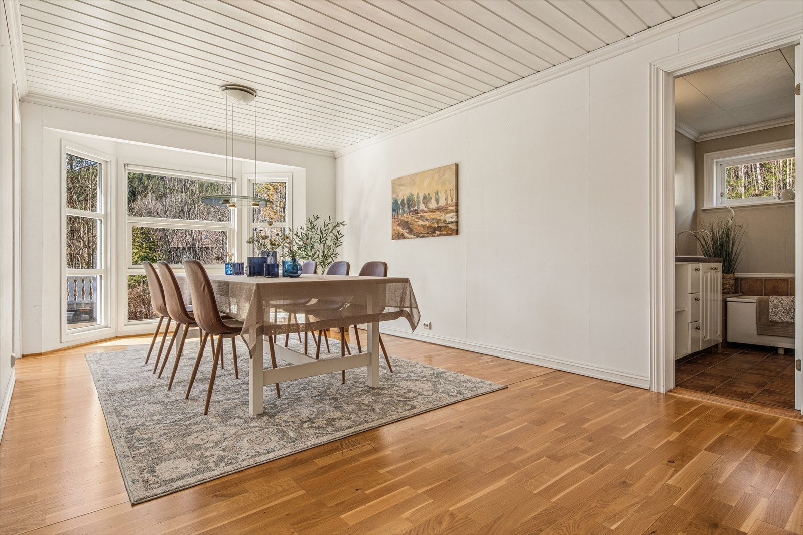 Spisestuen har plass til langbord og er perfekt for sosiale sammenkomster. Galleribilde