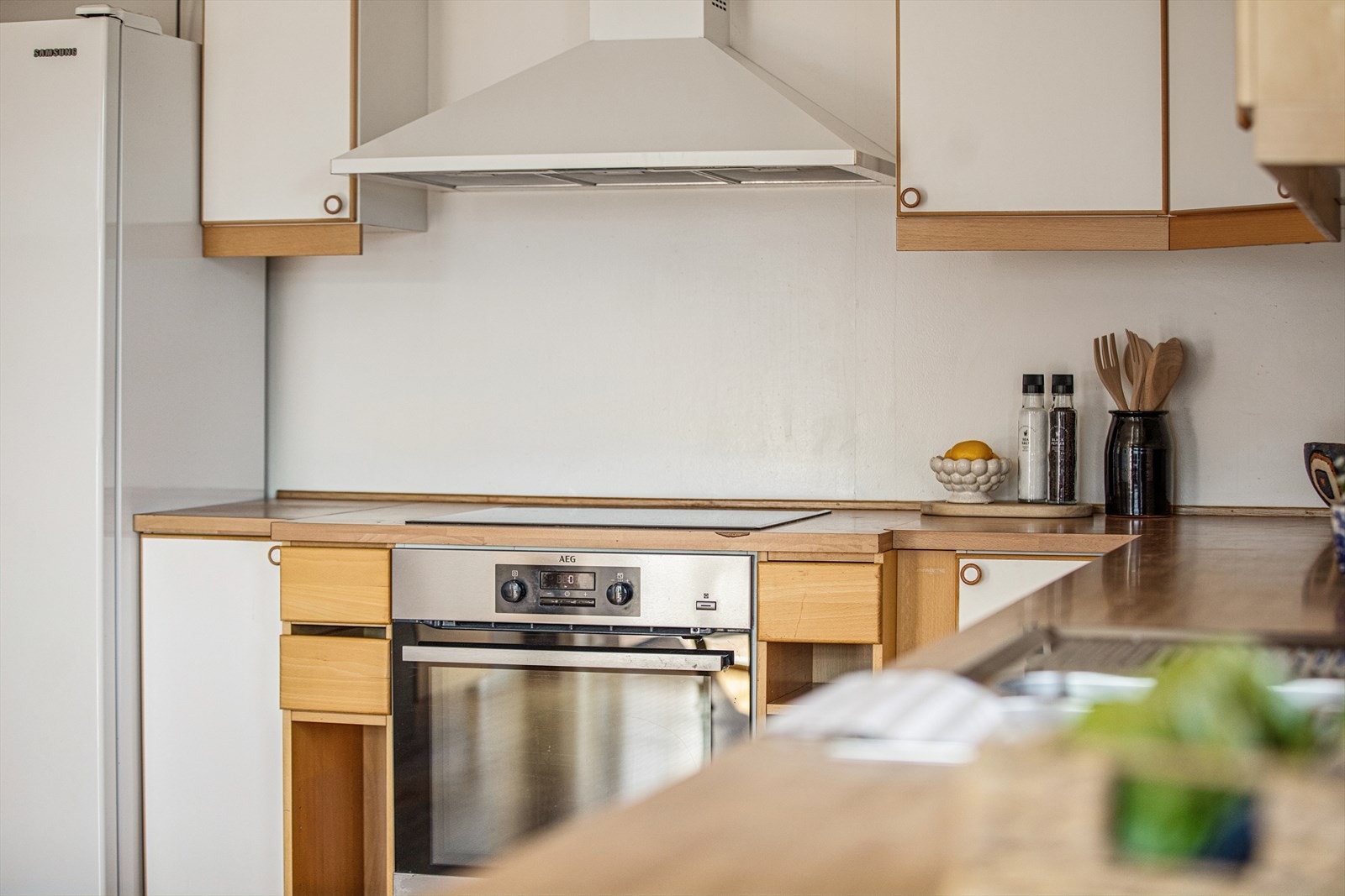 Laminert benkeplate og nedfelt platetopp. Galleribilde