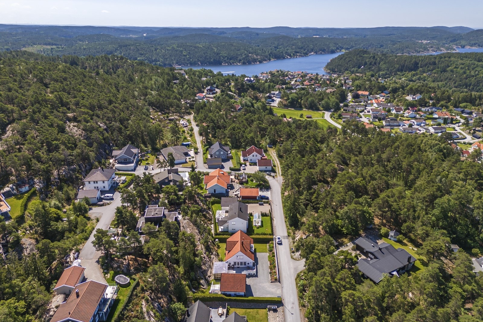 Fra eiendommen er det gang - og sykkelavstand til skjærgårdsidyll med badestrender og båtliv Galleribilde