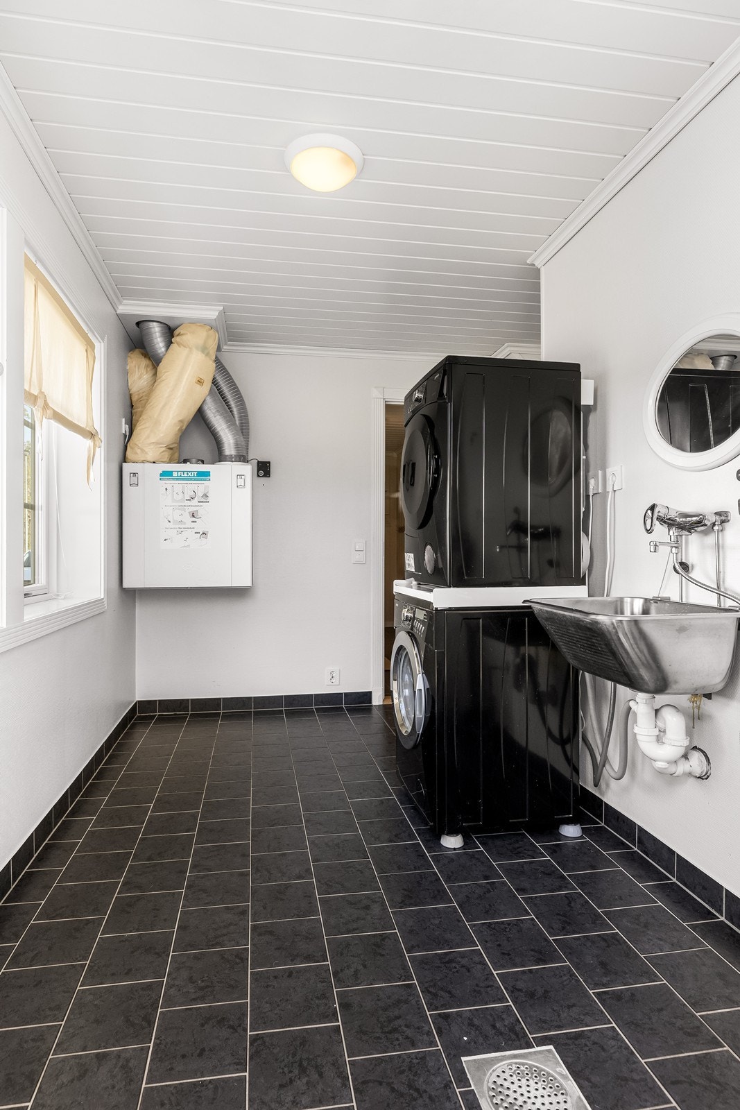 Vaskerom/teknisk rom med praktisk, egen inngang utenfra Galleribilde