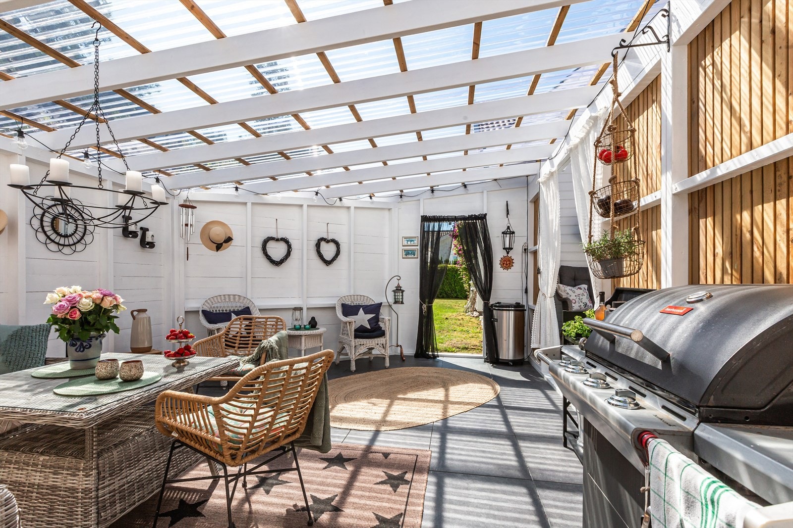 Deilig, overbygd uteområde perfekt for sosiale samlinger Galleribilde