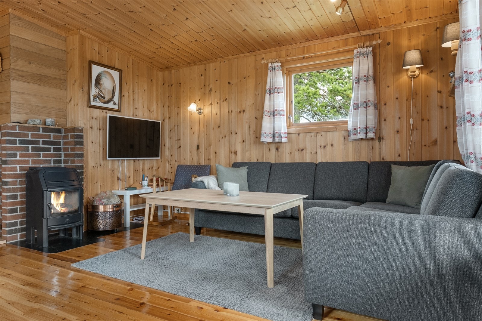 En peisovn i stuen bidrar med varme og hygge på kalde dager. Galleribilde