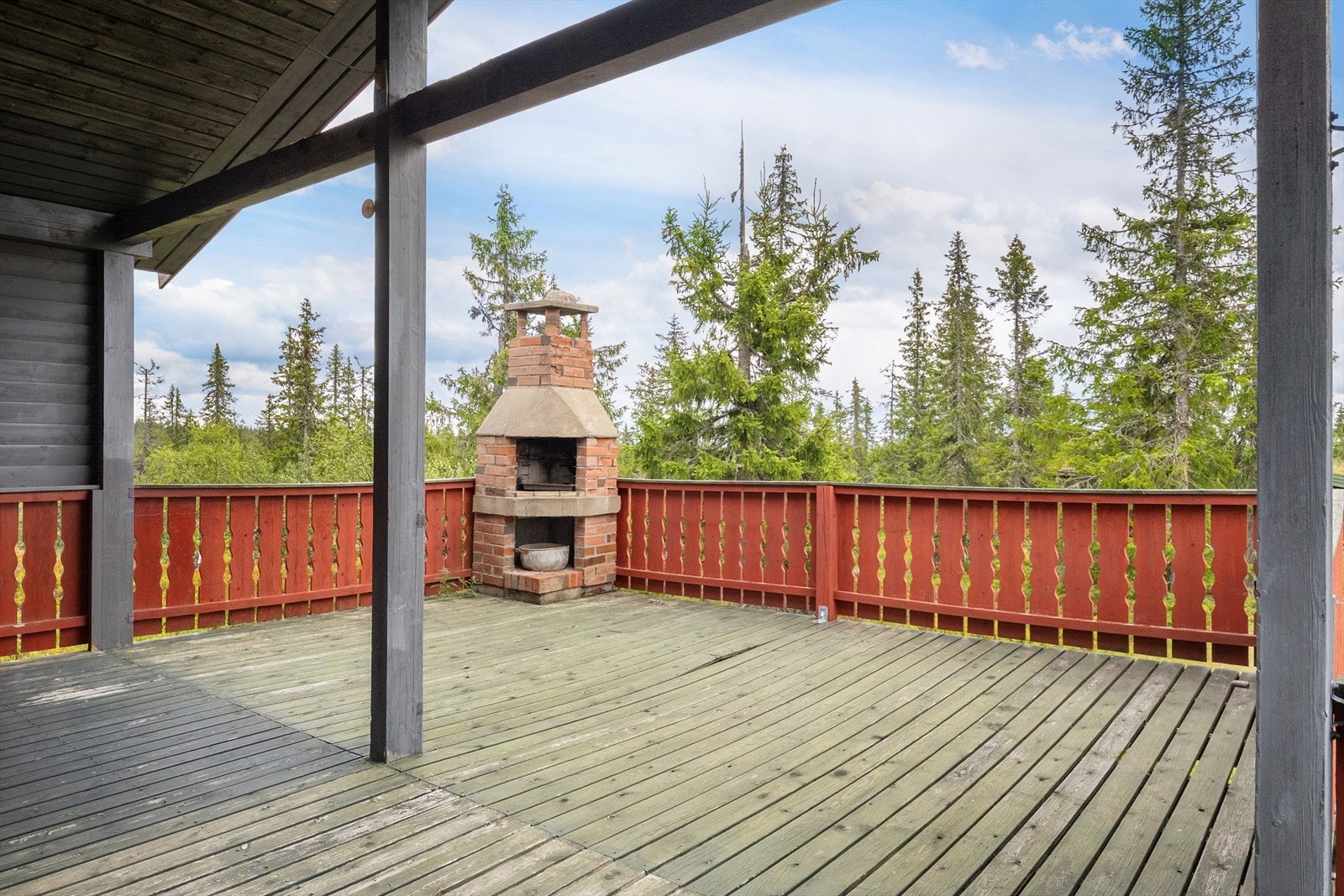 Fra stuen er det utgang til en romslig terrasse på ca. 38 kvm. Galleribilde