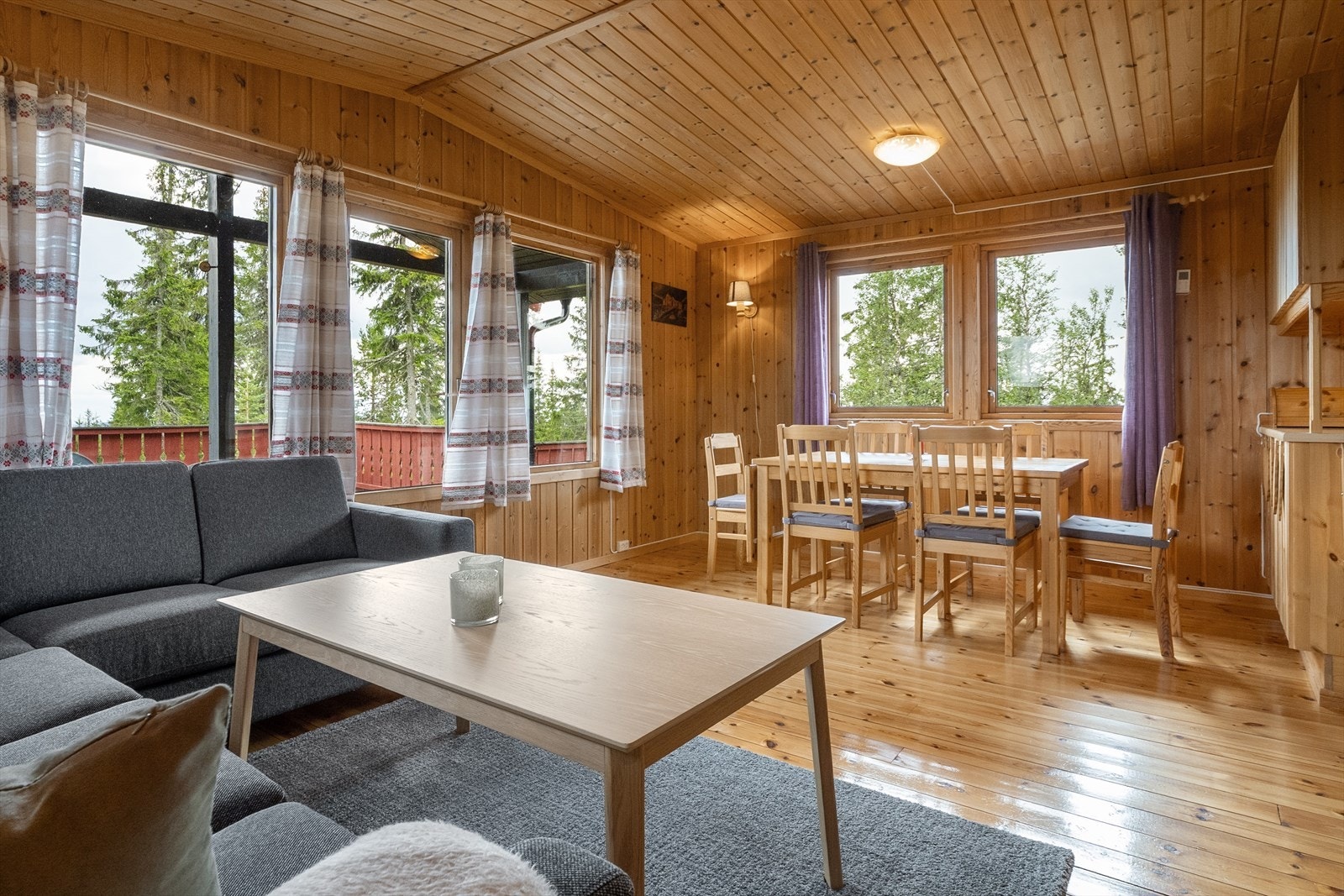 Stuen har store vindusflater som slipper inn rikelig med naturlig lys og gir flott utsyn over omgivelsene. Galleribilde