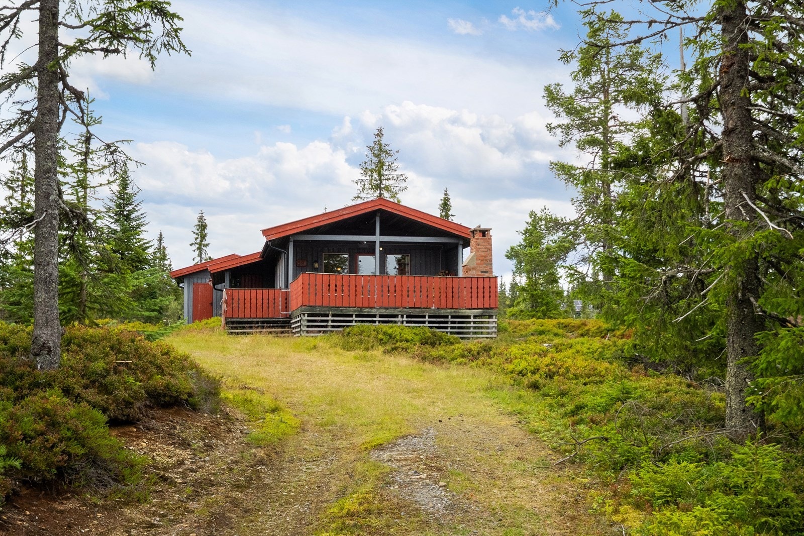 Hytta inneholder blant annet 3 soverom, kjøkken og innvendig do/tørrdo. Galleribilde