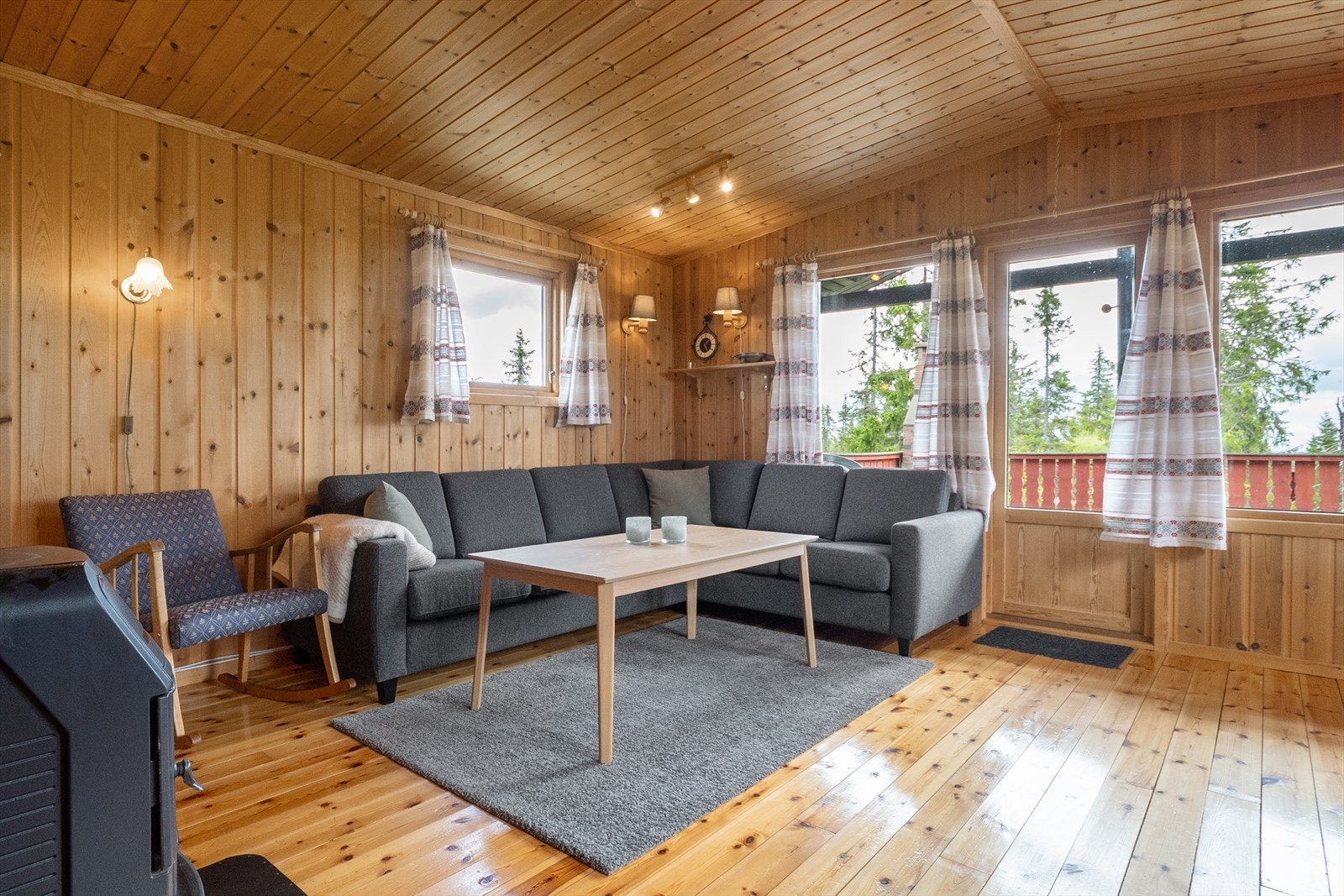Stuen er romslig med god plass til sofagruppe og spisebord. Galleribilde