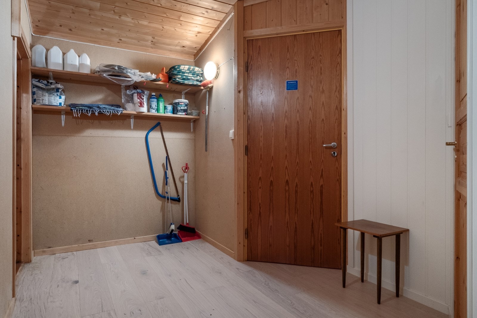 Praktisk bod i tilbygget gir gode lagringsmuligheter. Galleribilde