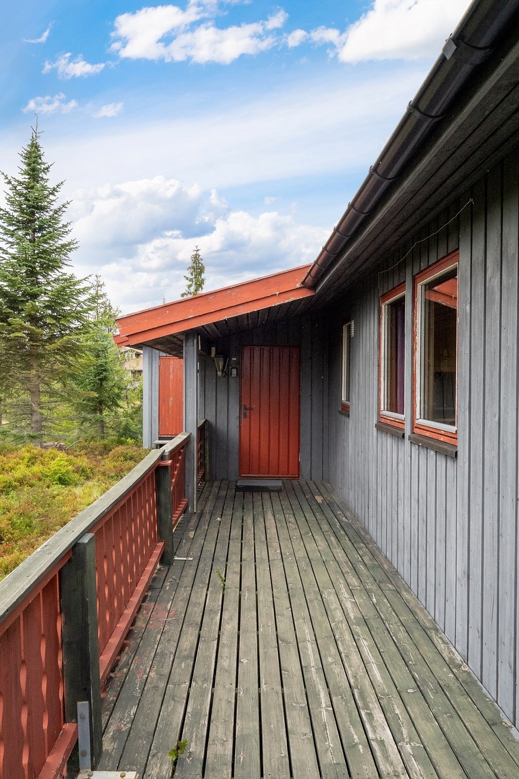 Hovedinngangen er under tak, med tilkomst fra terrassen. Galleribilde