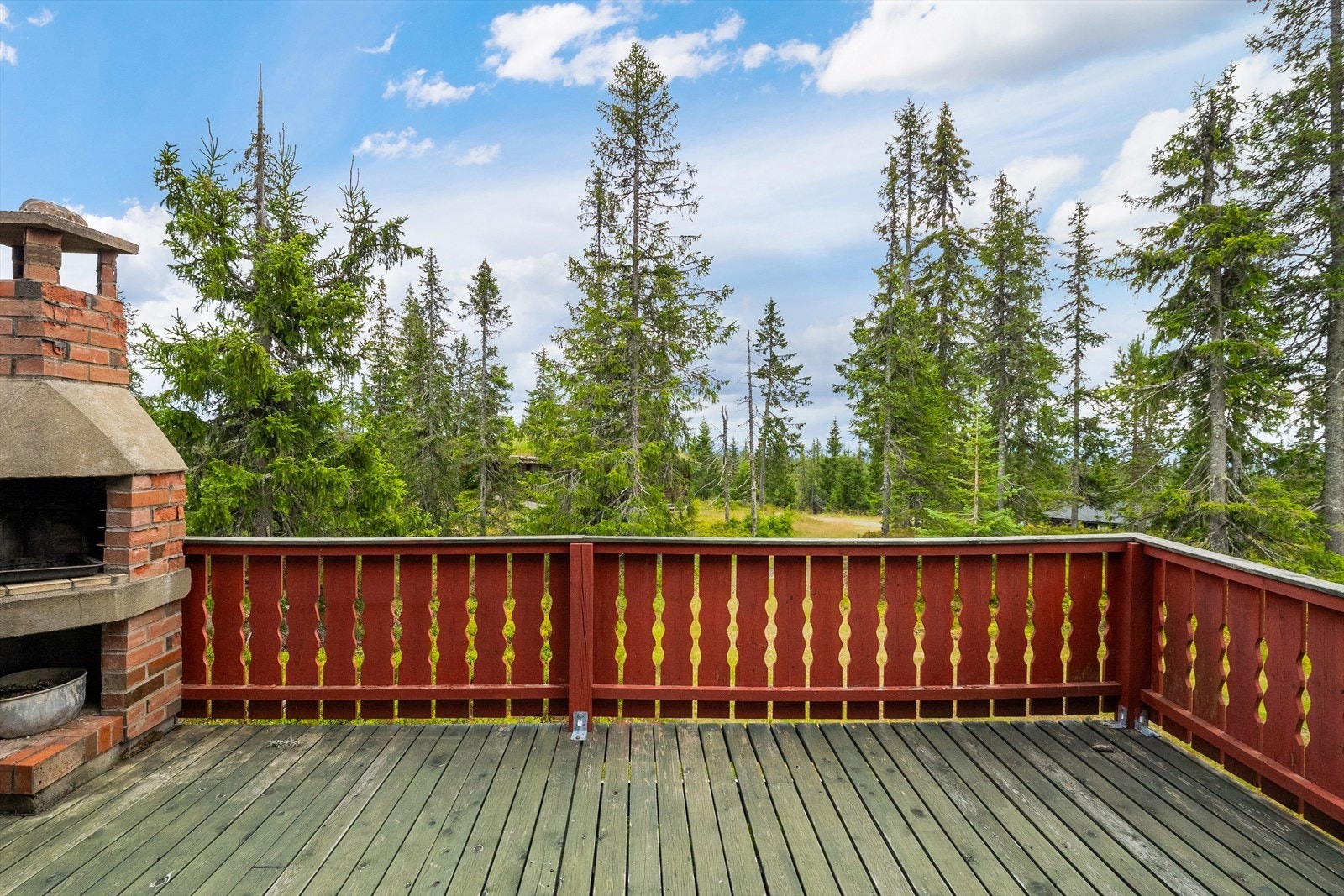 Utepeisen er et naturlig samlingspunkt på terrassen. Galleribilde