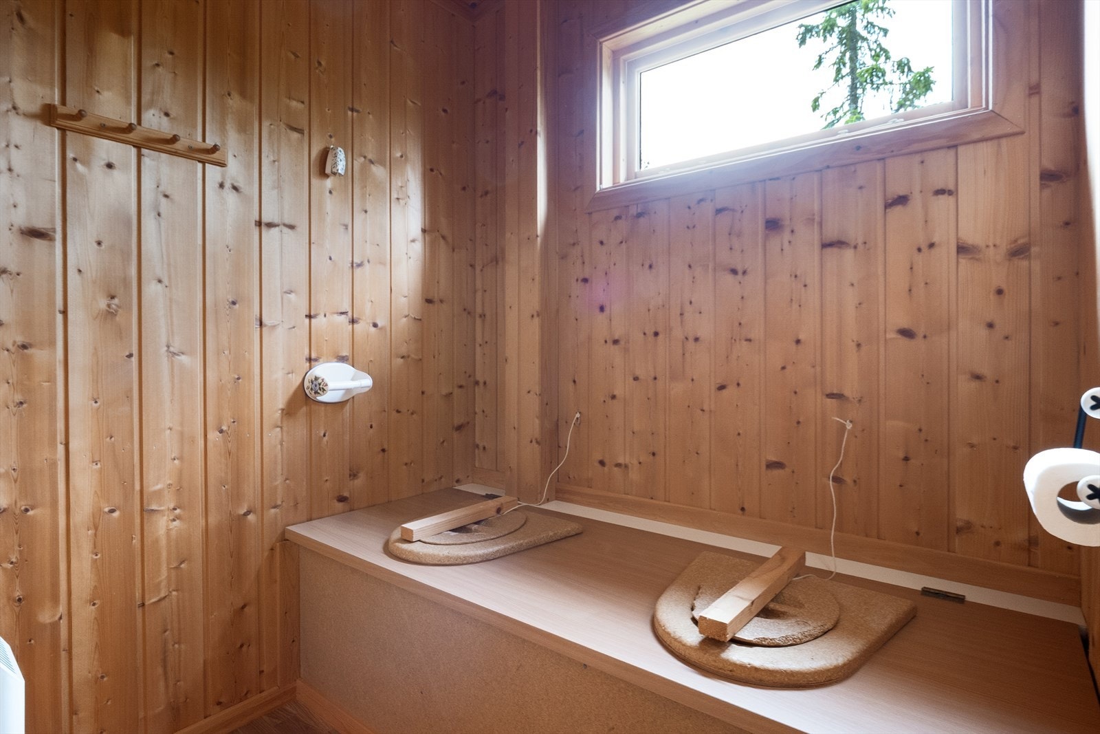 Toalettrommet er utstyrt med en tradisjonell utedo/tørrdo med to seter. Galleribilde