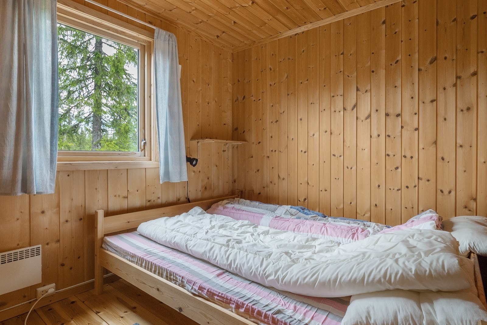 Hytta har tre soverom, alle med tilgang fra gangen. Galleribilde