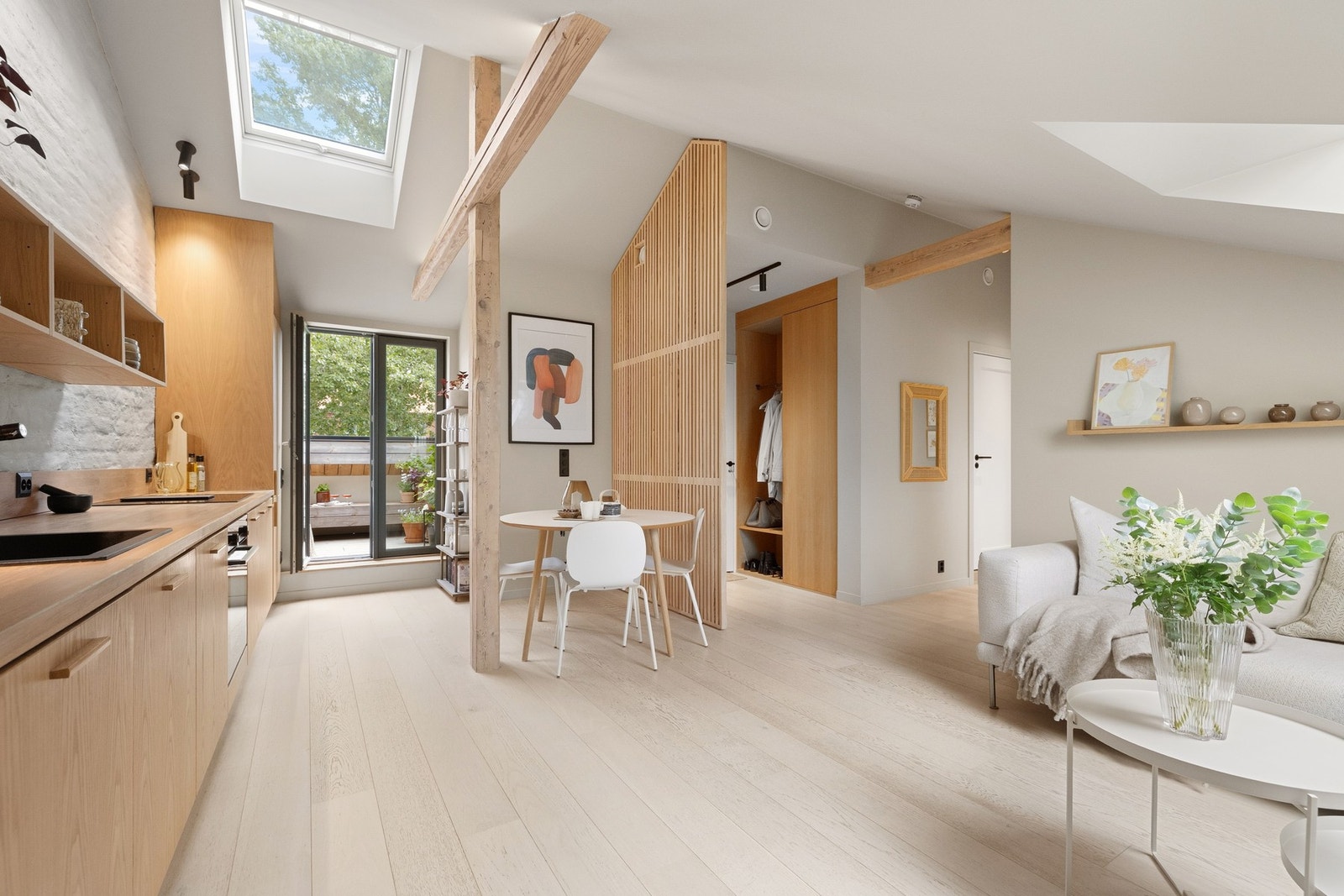 Stuen og kjøkken ligger i en sosial og åpen løsning til hverandre, noe som gir plass til både sofa og spisebord. Galleribilde