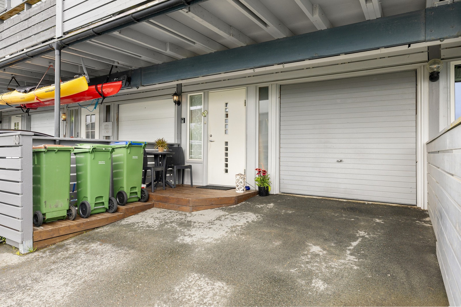 Parkering i carport. Galleribilde