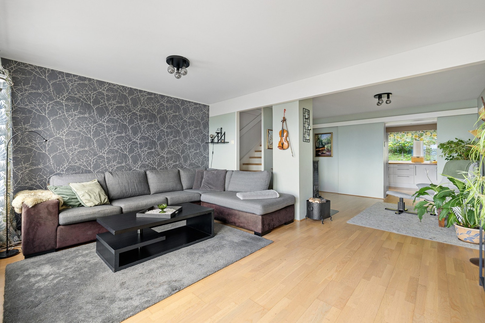Romslig stue på 33,1 m². Galleribilde